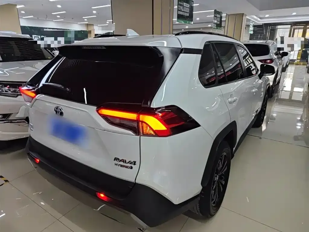 Toyota RAV4 — фото 5