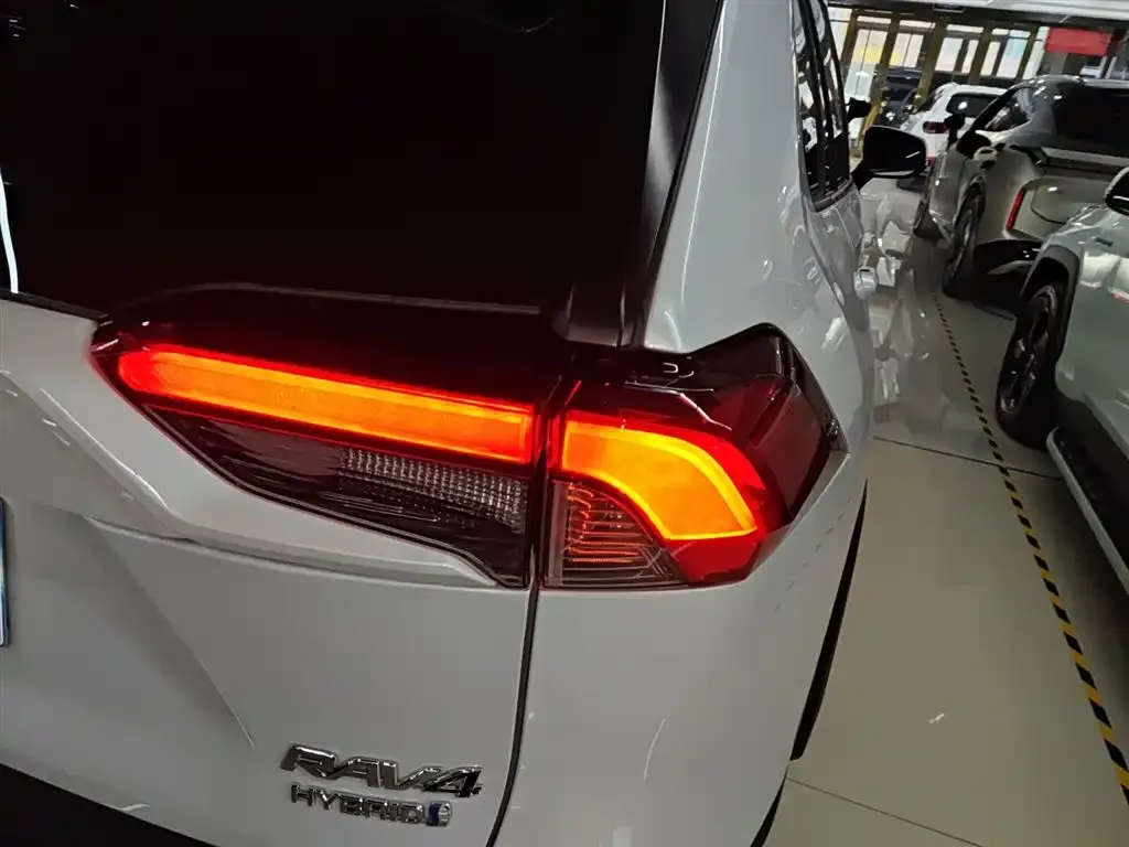 Toyota RAV4 — фото 3