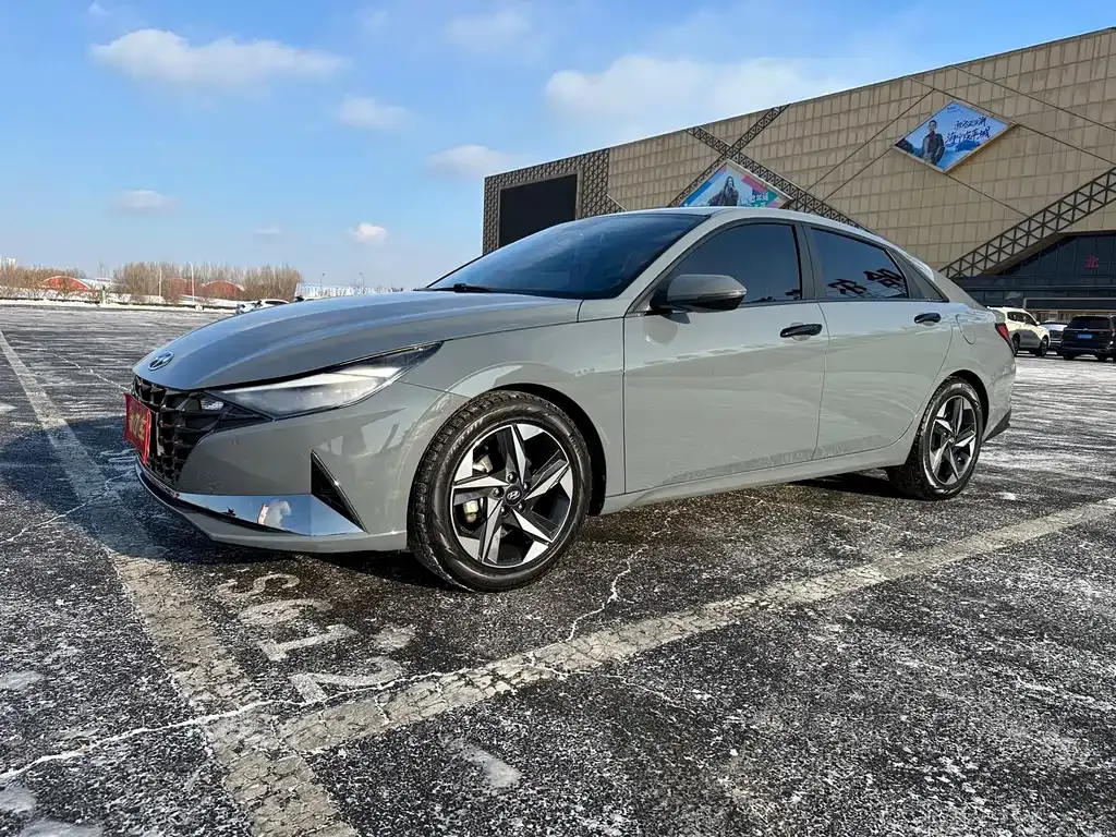 Hyundai Elantra — фото 1