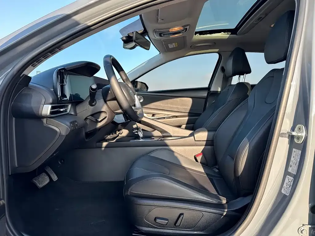 Hyundai Elantra — фото 3