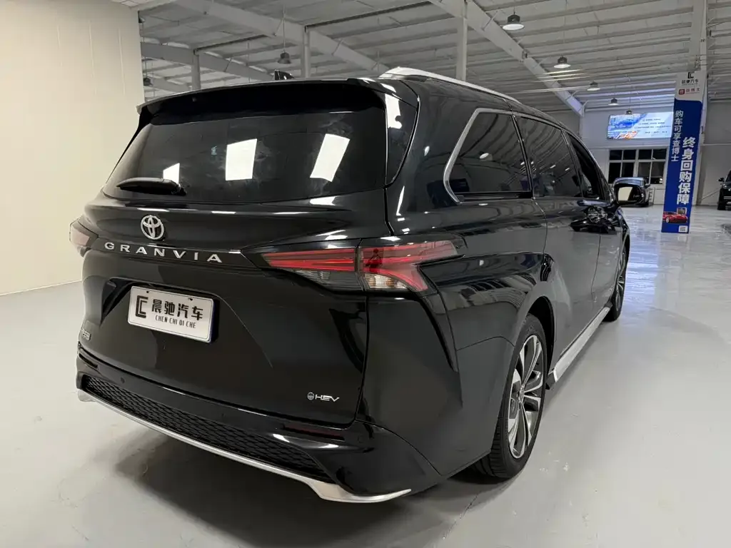 Toyota Granvia — фото 9