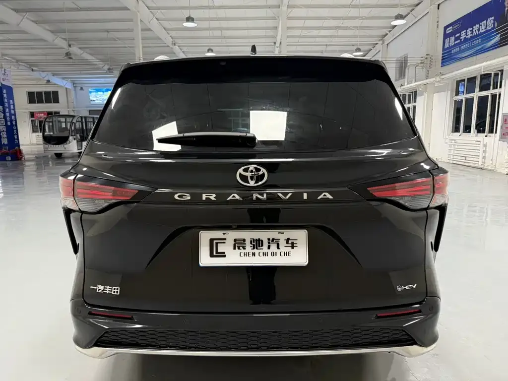 Toyota Granvia — фото 4