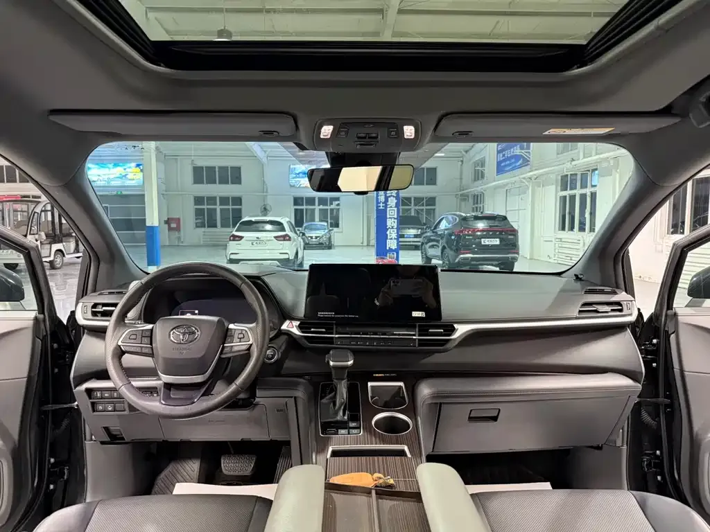 Toyota Granvia — фото 10