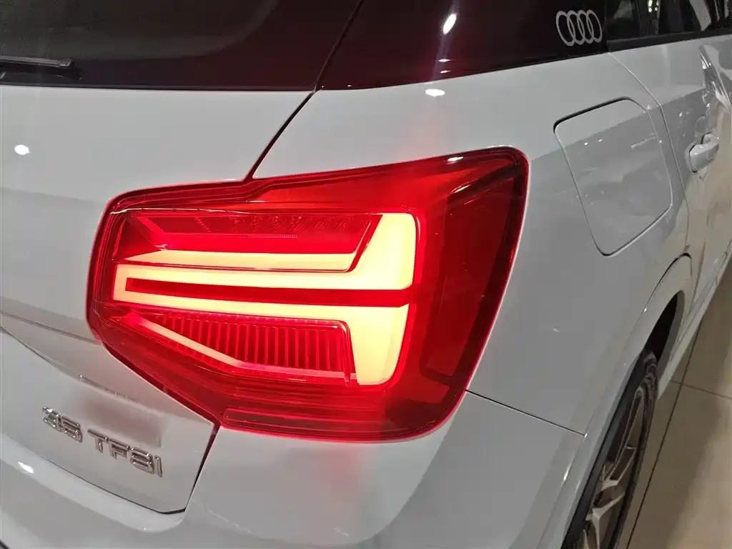 Audi Q2L — фото 2
