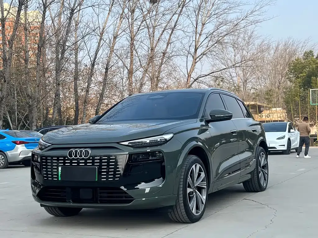 Audi Q6L e-tron — фото 1
