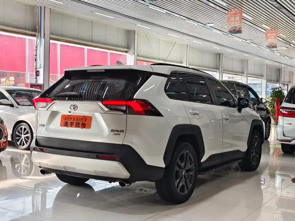 Toyota RAV4 — фото 8