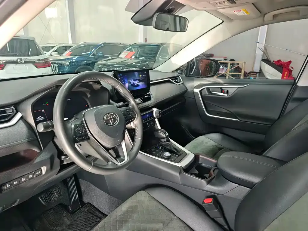 Toyota RAV4 — фото 10