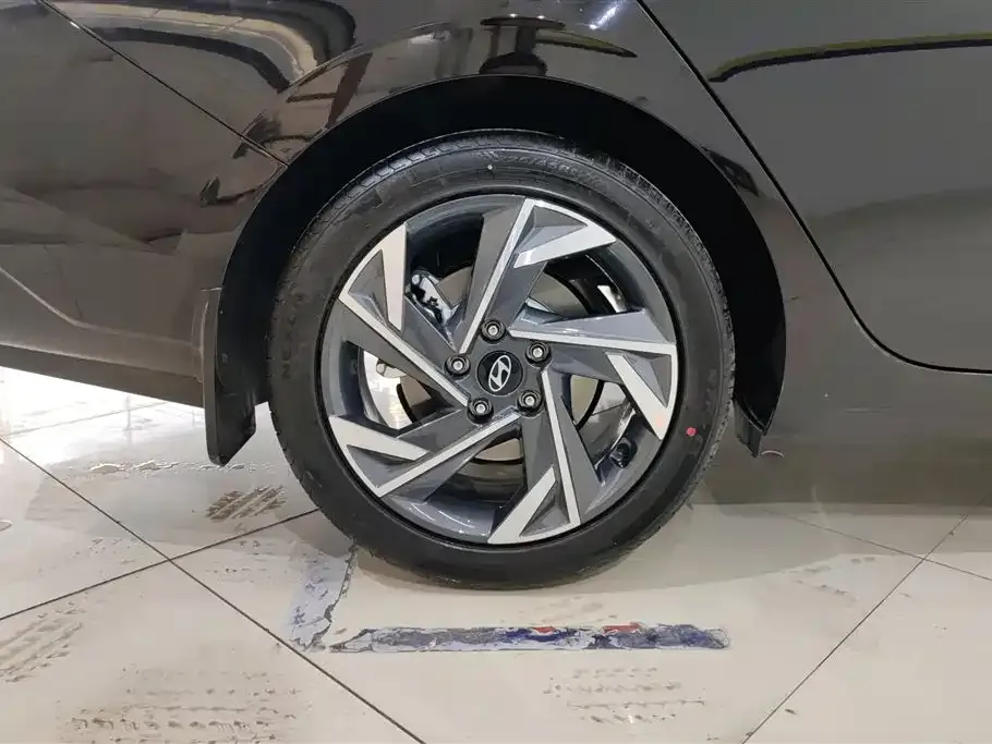Hyundai Elantra — фото 3