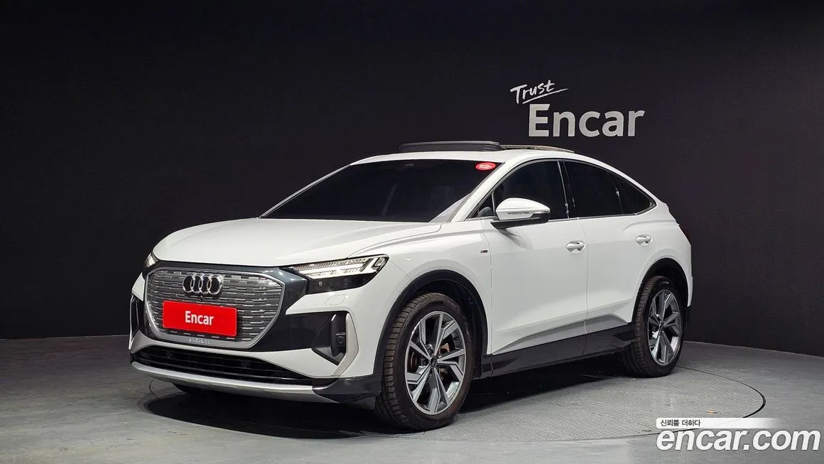 Audi Q4 e-tron — фото 1