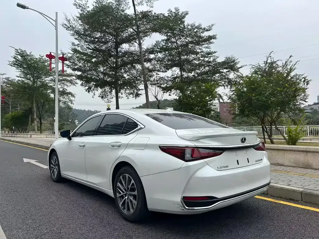 Lexus ES — фото 8