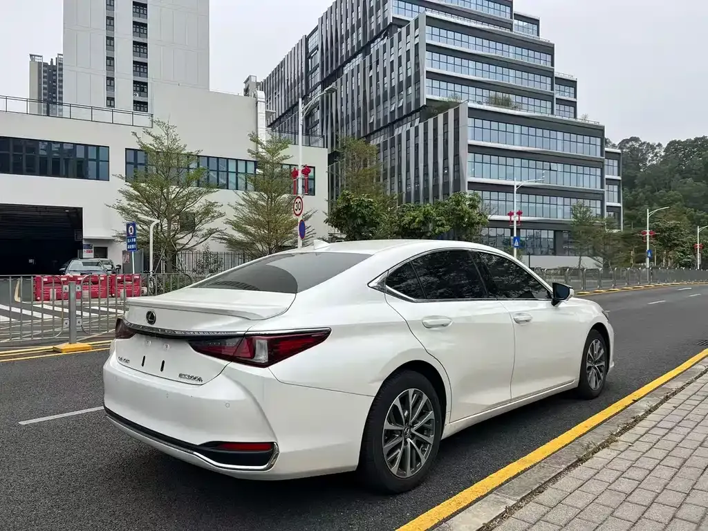 Lexus ES — фото 9