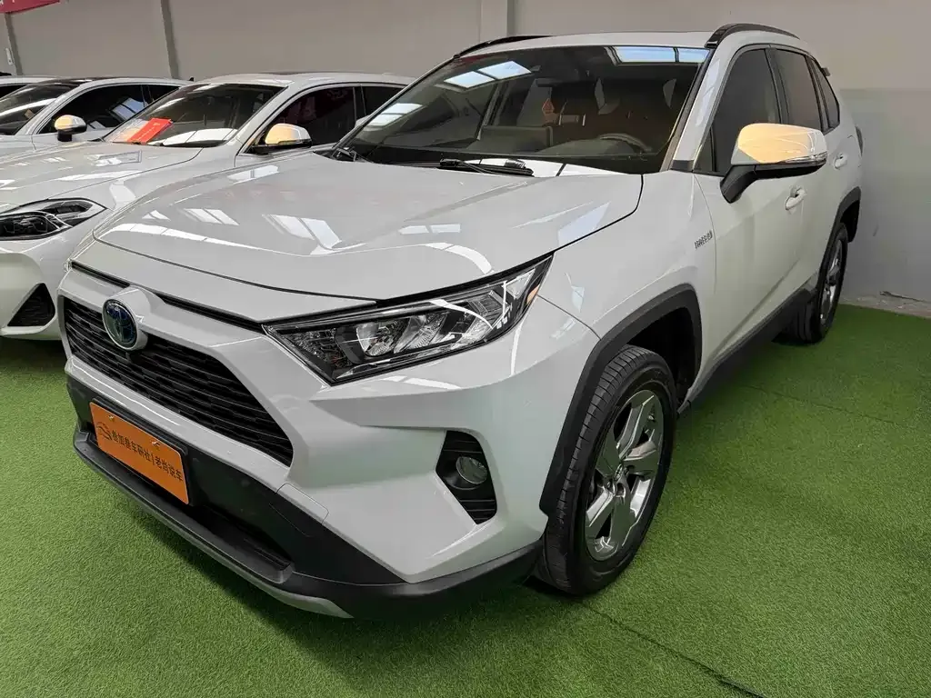 Toyota RAV4 — фото 1