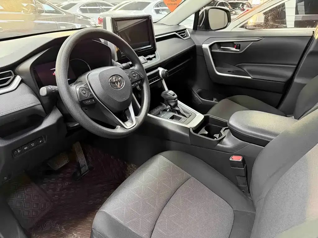 Toyota RAV4 — фото 8