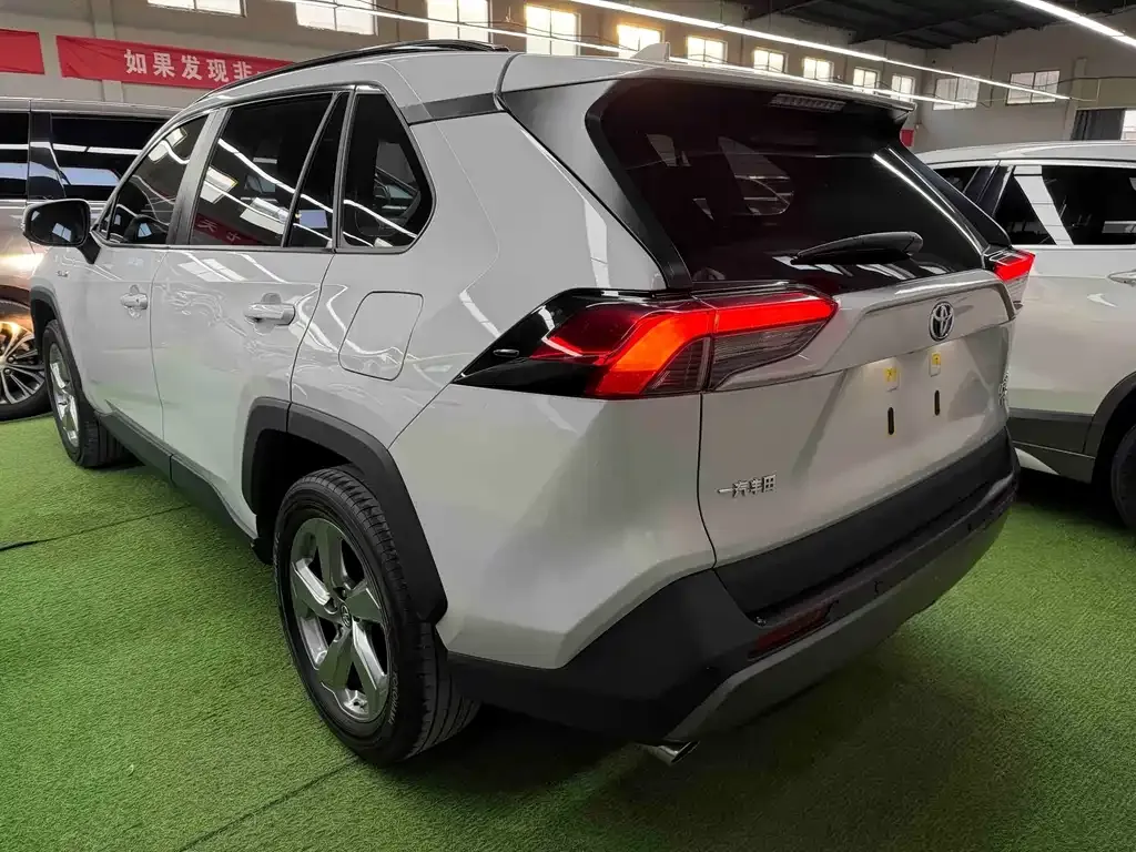 Toyota RAV4 — фото 7