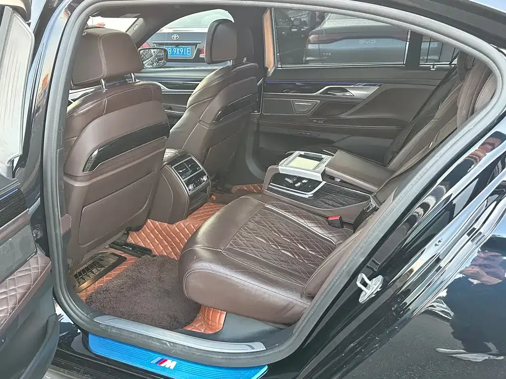 BMW 7 Series — фото 10