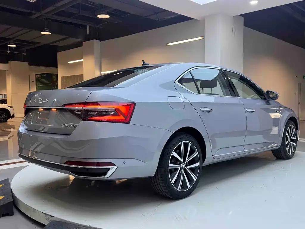 Skoda Superb — фото 2
