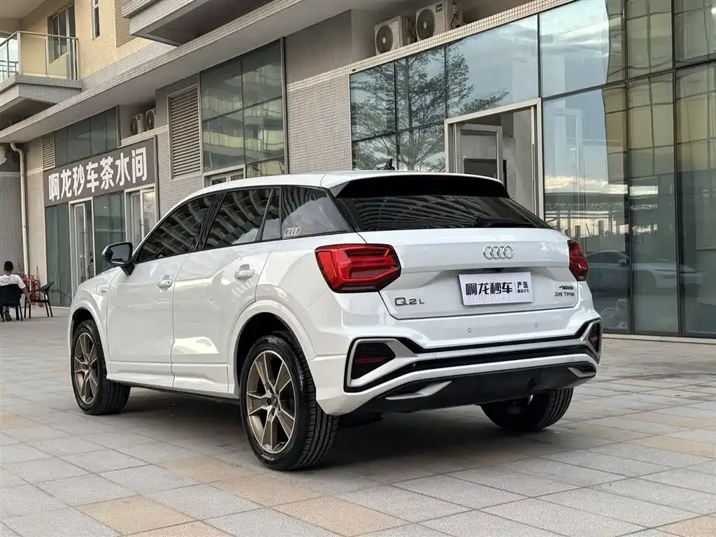 Audi Q2L — фото 8