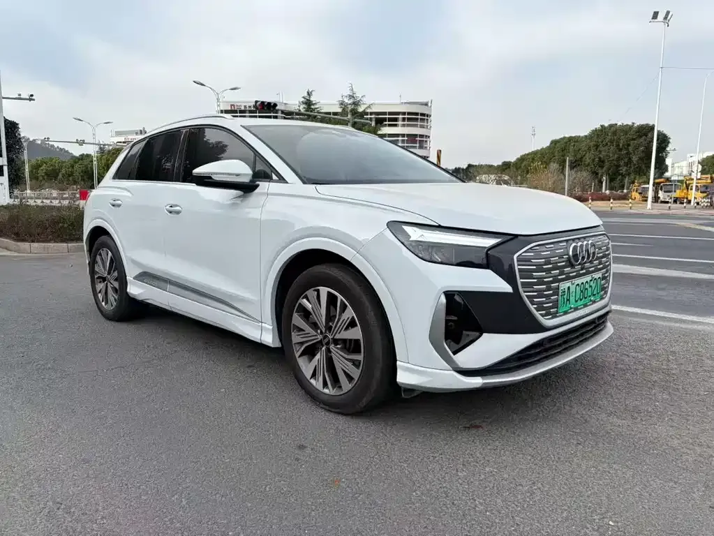 Audi Q4 e-tron — фото 1