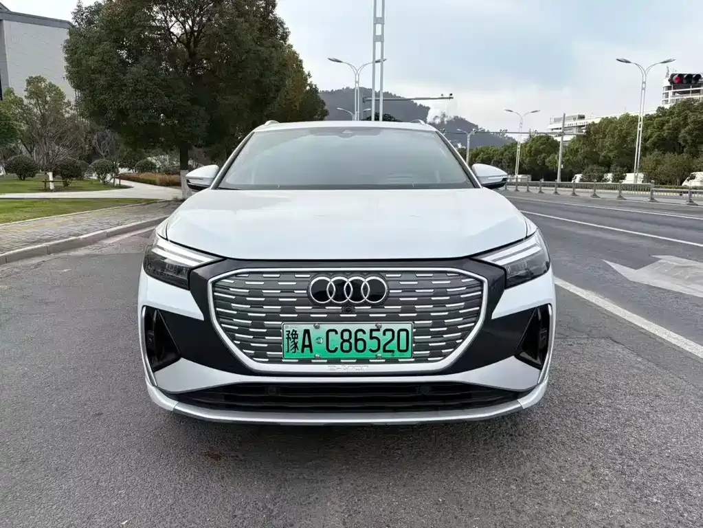 Audi Q4 e-tron — фото 2