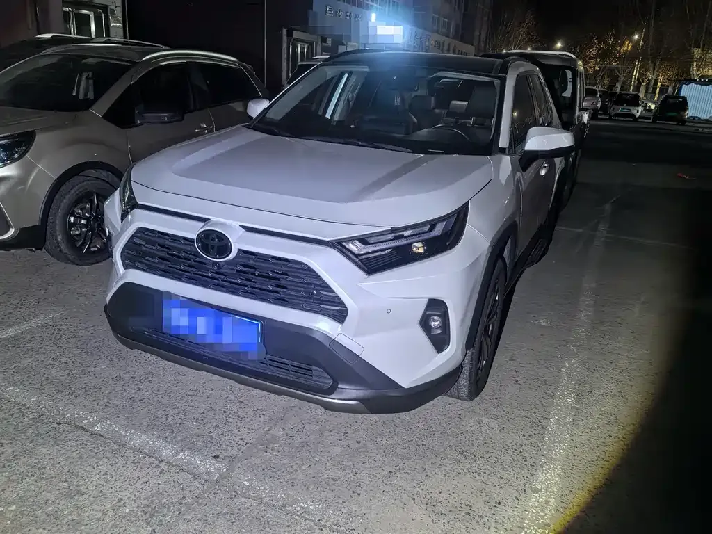 Toyota RAV4 — фото 1