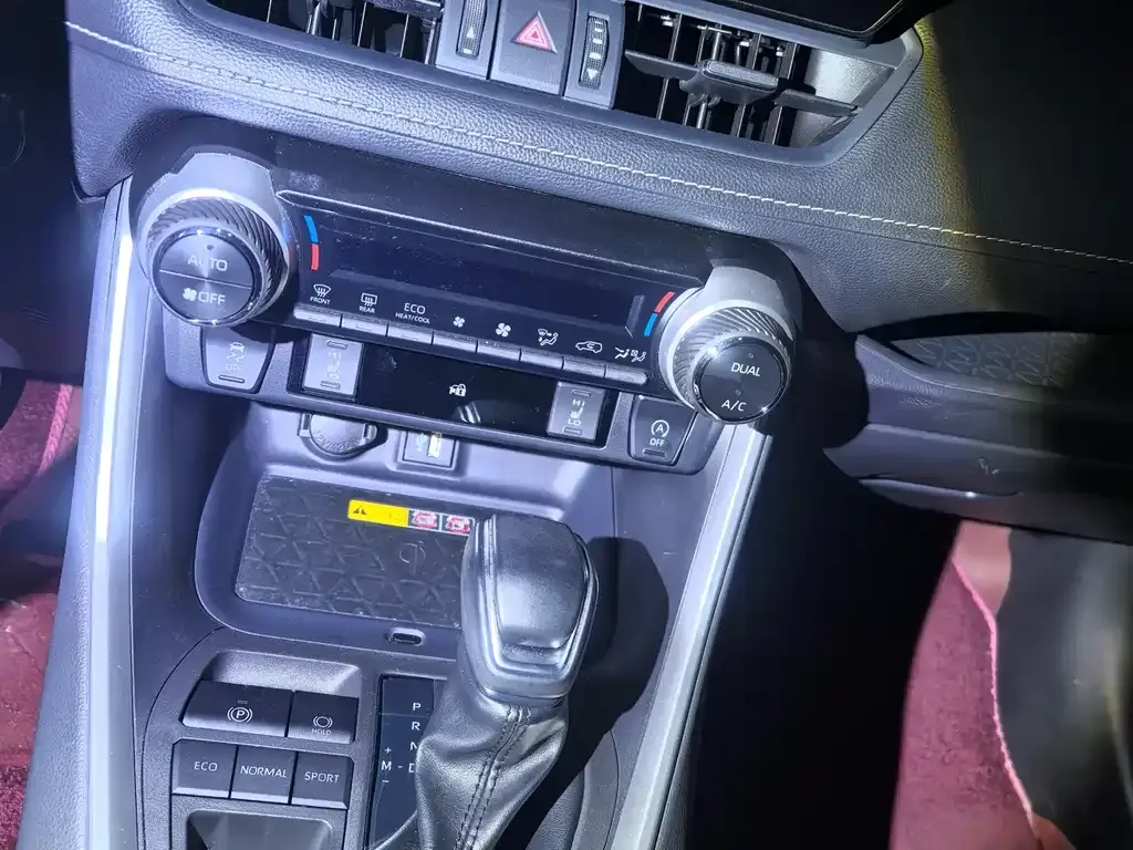 Toyota RAV4 — фото 5