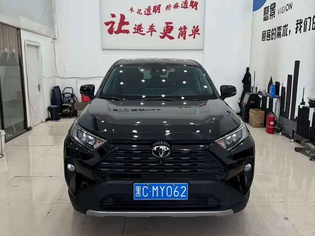 Toyota RAV4 — фото 1
