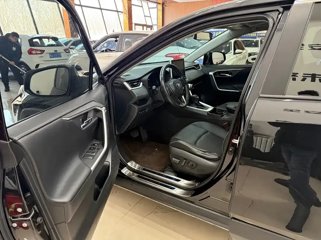 Toyota RAV4 — фото 2