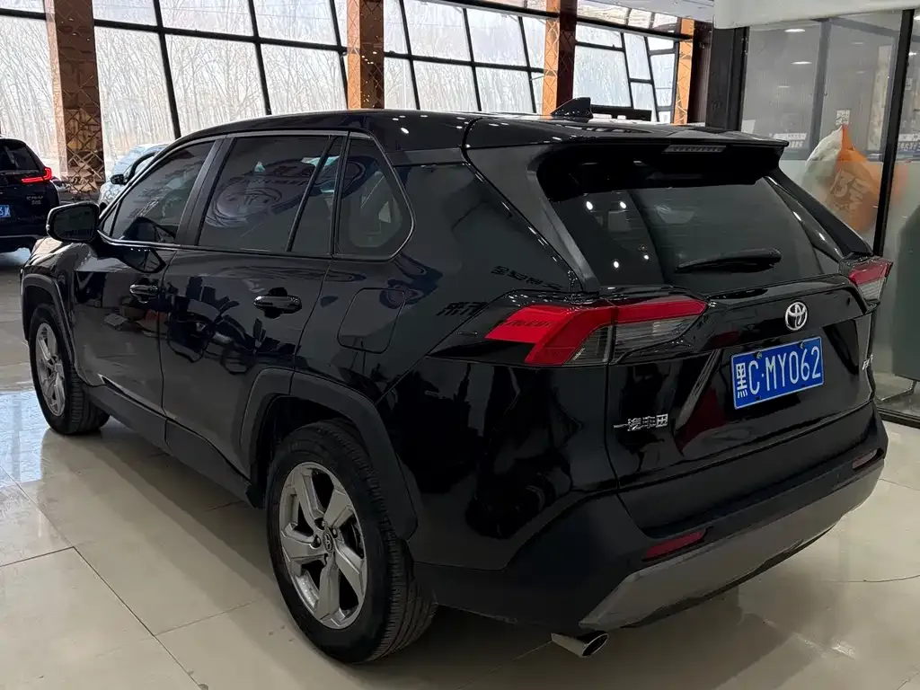 Toyota RAV4 — фото 6