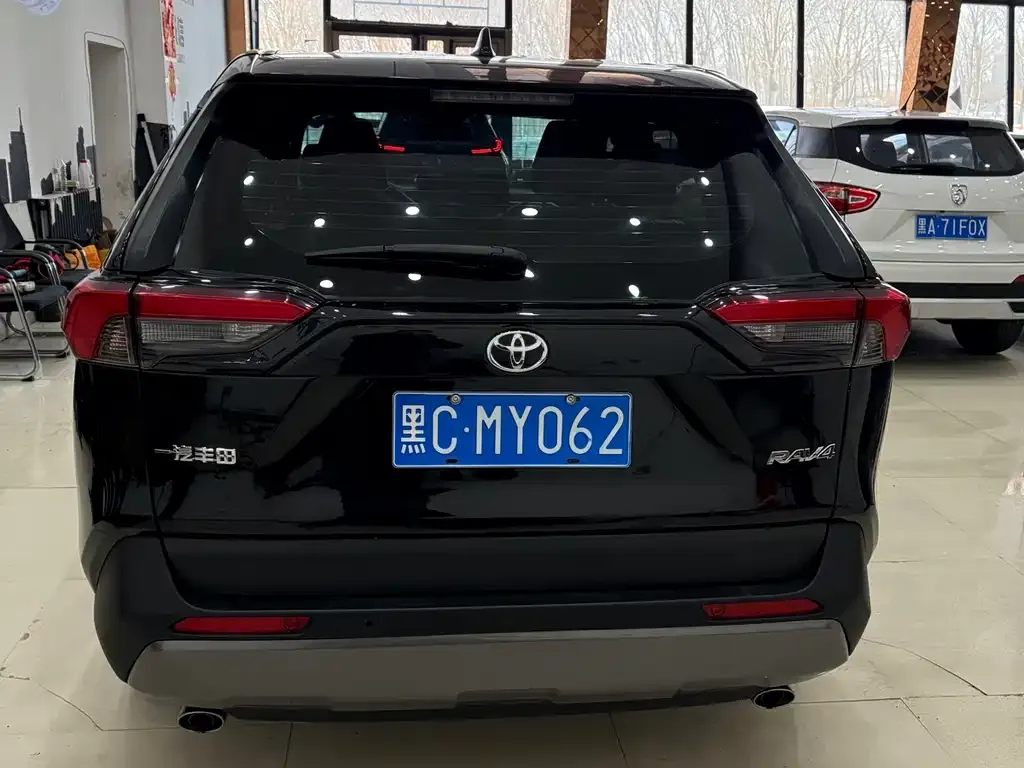 Toyota RAV4 — фото 5