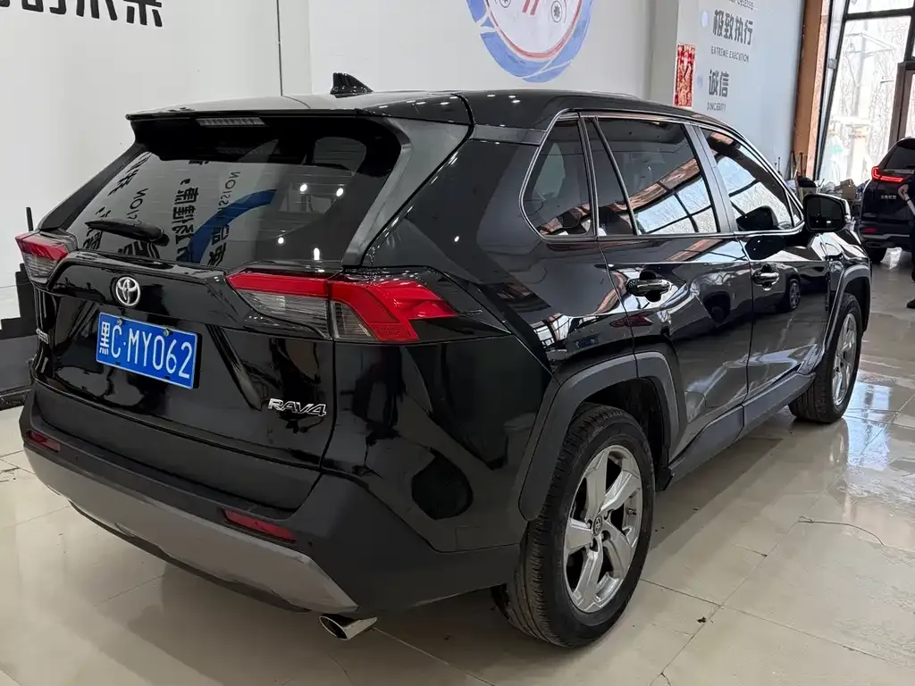 Toyota RAV4 — фото 9
