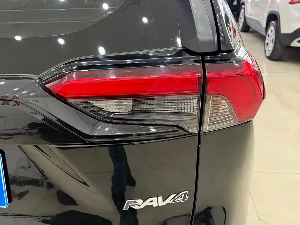 Toyota RAV4 — фото 8