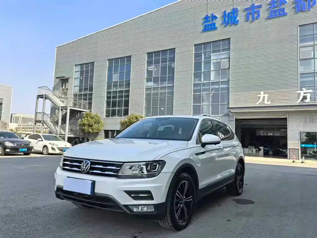 Volkswagen Tiguan L — фото 1
