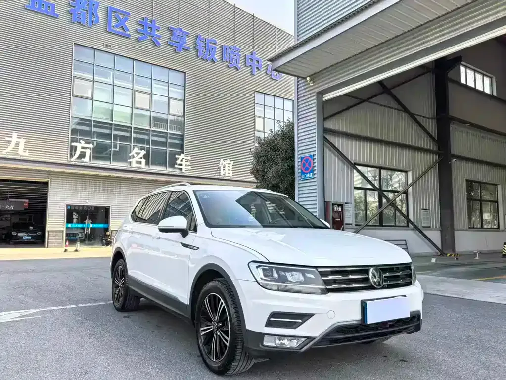 Volkswagen Tiguan L — фото 10