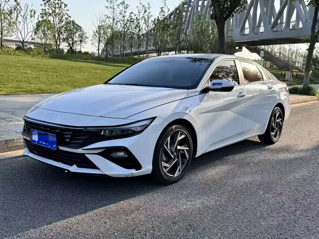 Hyundai Elantra — фото 1