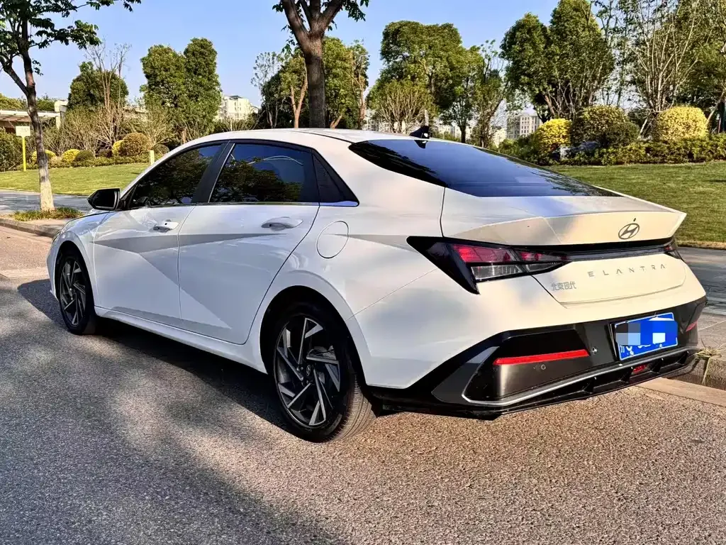 Hyundai Elantra — фото 8