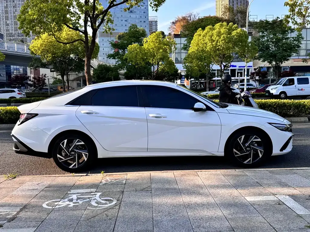 Hyundai Elantra — фото 10