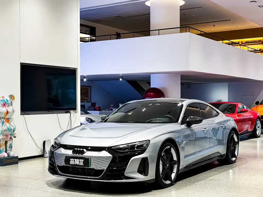 Audi RS e-tron GT — фото 1