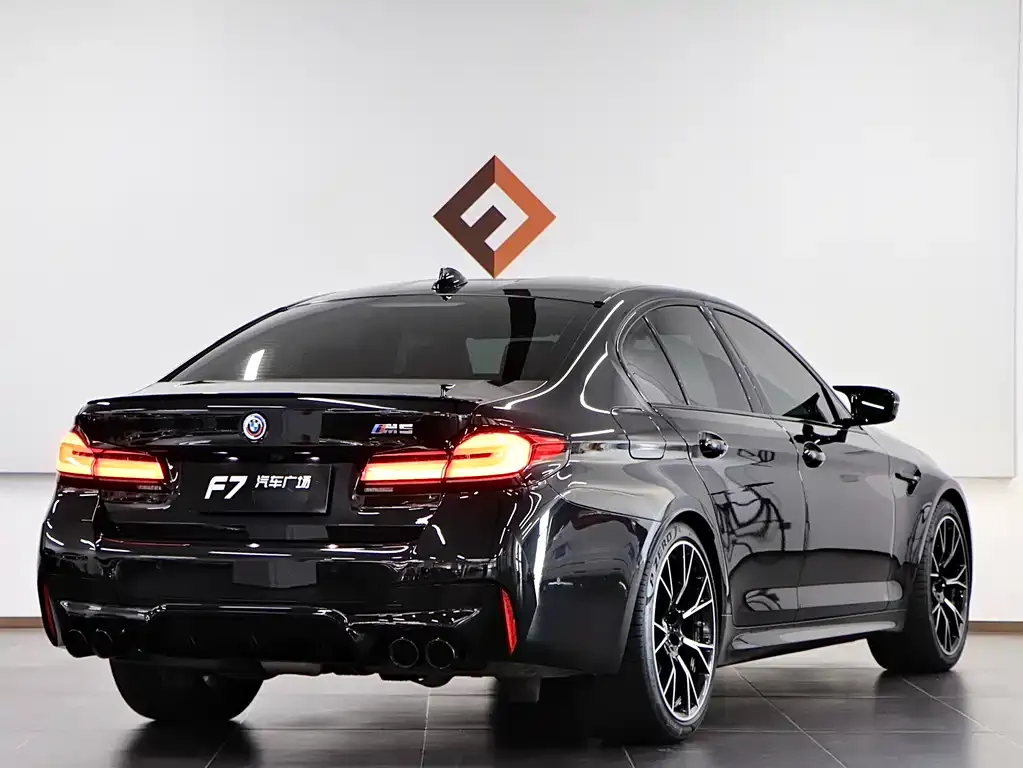 BMW M5 — фото 8