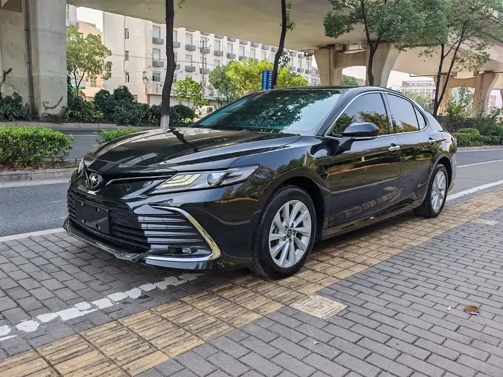 Toyota Camry — фото 1