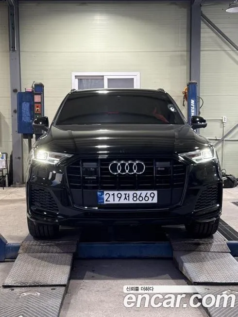 Audi Q7 — фото 1