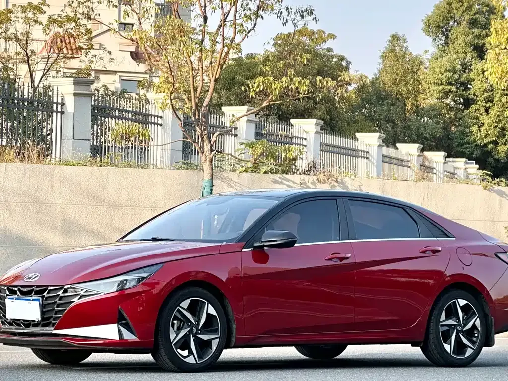 Hyundai Elantra — фото 1