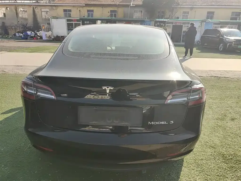 Tesla Model 3 — фото 4