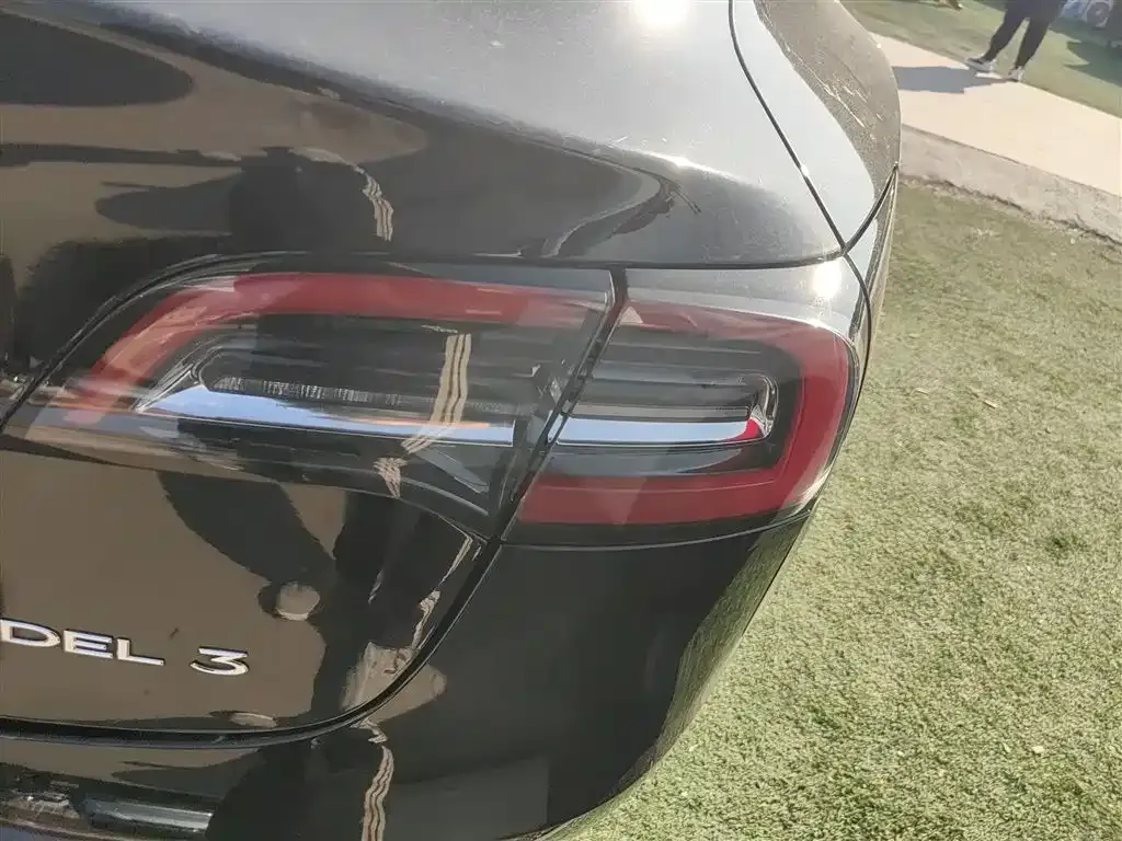 Tesla Model 3 — фото 5