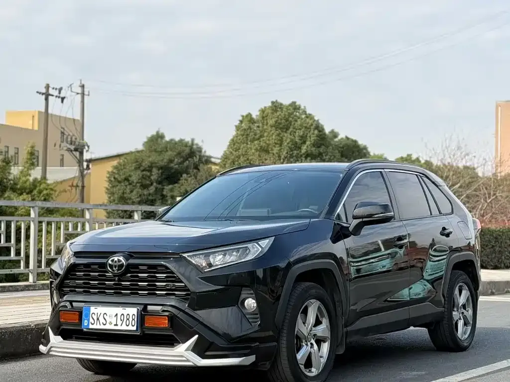 Toyota RAV4 — фото 1