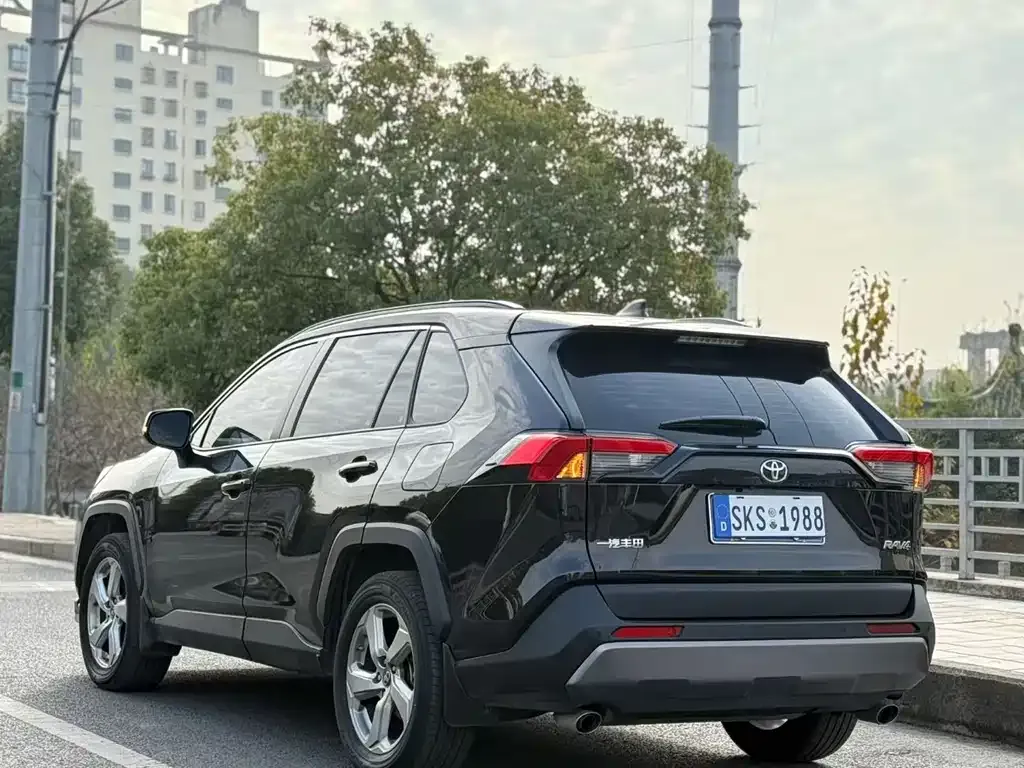 Toyota RAV4 — фото 3