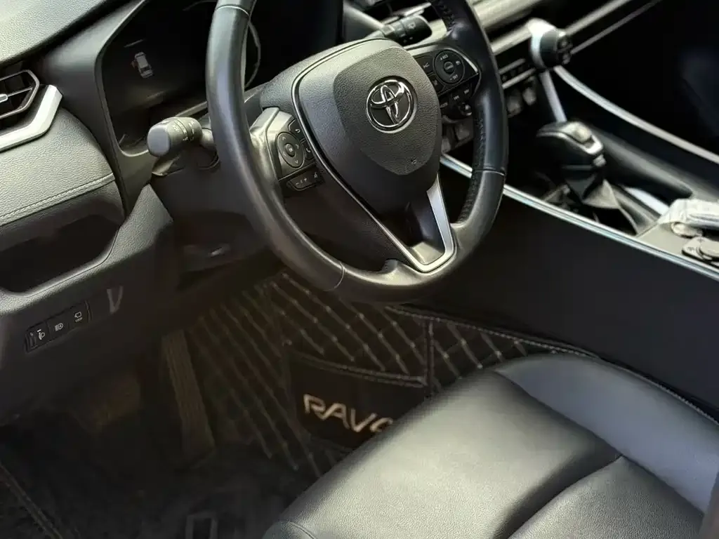 Toyota RAV4 — фото 6