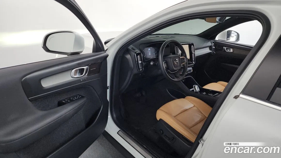 Volvo XC40 — фото 10