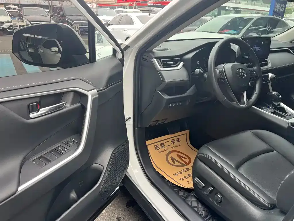 Toyota RAV4 — фото 8