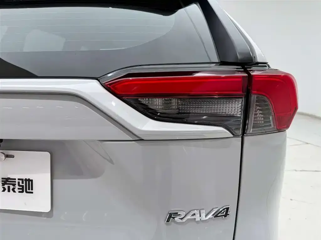 Toyota RAV4 — фото 10