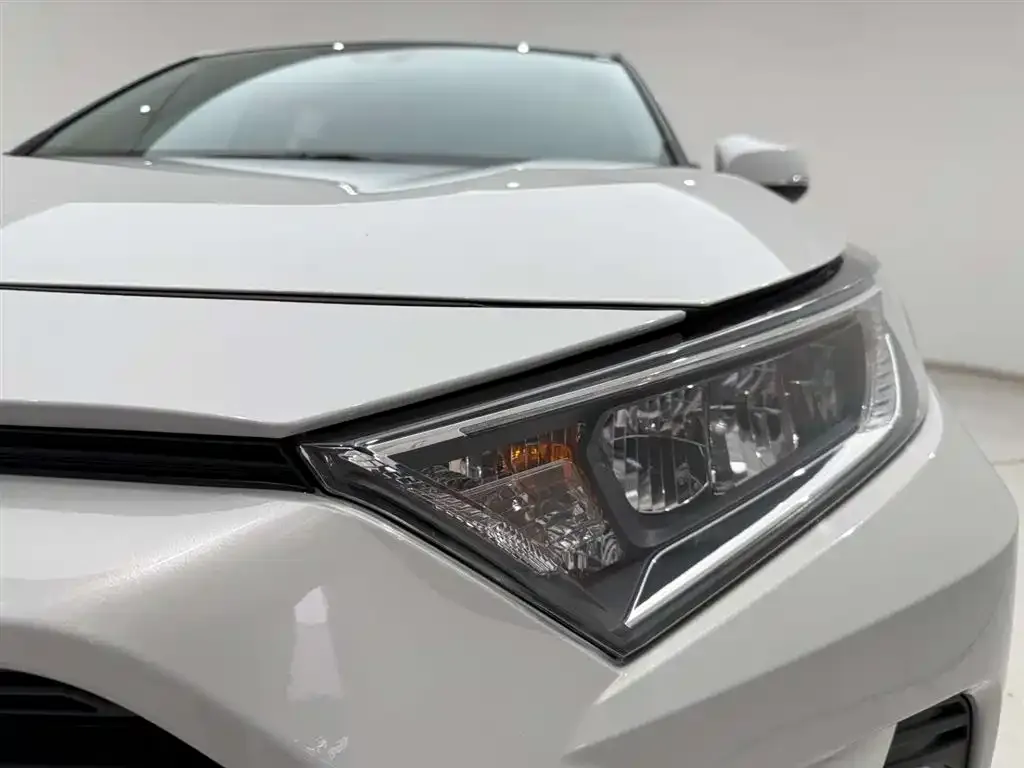 Toyota RAV4 — фото 2